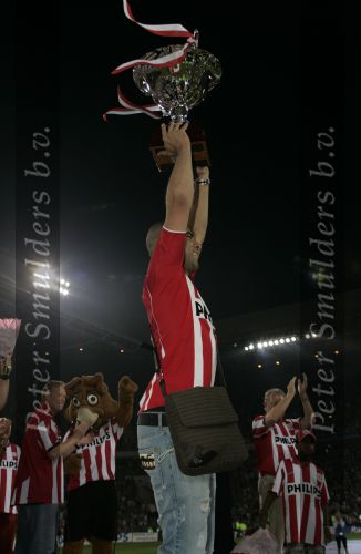 Eindhoven, 2 Mei 2007 Tweed agen na het onverwachte landskampioenschap van PSV Seizoen 2006/2007 was er een huldiging voor de PSV Selektie.
Op de foto Alex PSV met de stadsbeker