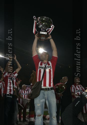 Eindhoven, 2 Mei 2007 Tweed agen na het onverwachte landskampioenschap van PSV Seizoen 2006/2007 was er een huldiging voor de PSV Selektie.
Op de foto Alex PSV met de stadsbeker