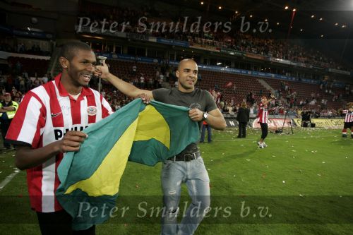 Eindhoven, 2 Mei 2007 Tweed agen na het onverwachte landskampioenschap van PSV Seizoen 2006/2007 was er een huldiging voor de PSV Selektie.
Op de foto Alex PSV met Eduardo Alcides