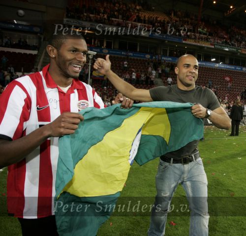 Eindhoven, 2 Mei 2007 Tweed agen na het onverwachte landskampioenschap van PSV Seizoen 2006/2007 was er een huldiging voor de PSV Selektie.
Op de foto Alex PSV met Eduardo Alcides