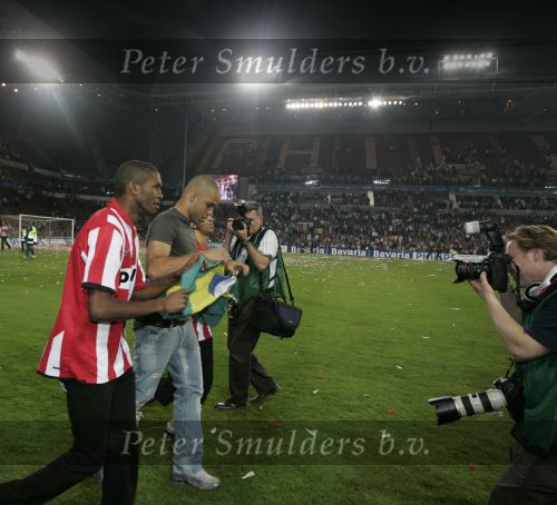 Eindhoven, 2 Mei 2007 Tweed agen na het onverwachte landskampioenschap van PSV Seizoen 2006/2007 was er een huldiging voor de PSV Selektie.
Op de foto Alex PSV met Eduardo Alcides