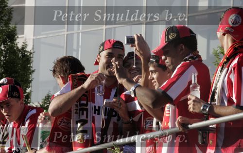 Eindhoven, 2 Mei 2007 Tweed agen na het onverwachte landskampioenschap van PSV Seizoen 2006/2007 was er een huldiging voor de PSV Selektie.
Op de foto Alex PSV met  Jefferson Farfan en Gomes