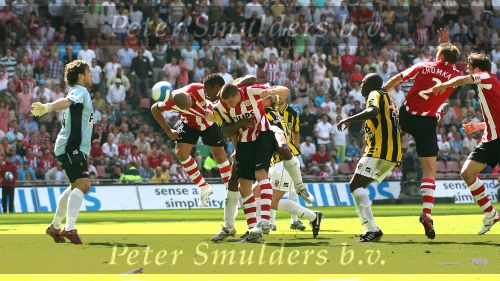 Eindhoven, 29 April 2007 Kampioenswestrijd PSV-Vitesse, eindstand 5-1
Seizoen 2006/2007 Onverwachts landskampioenschap voor PSV doordat de concurrent AZ verloor en Ajax een doelpunt tekort kwam.
ALEX PSV scoort
Verder op de foto Timmy Simons & Doelman Vladimir Stojkovic
