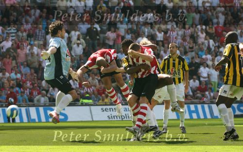 Eindhoven, 29 April 2007 Kampioenswestrijd PSV-Vitesse, eindstand 5-1
Seizoen 2006/2007 Onverwachts landskampioenschap voor PSV doordat de concurrent AZ verloor en Ajax een doelpunt tekort kwam.
ALEX PSV scoort
Verder op de foto Timmy Simons & Doelman Vladimir Stojkovic