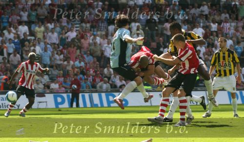 Eindhoven, 29 April 2007 Kampioenswestrijd PSV-Vitesse, eindstand 5-1
Seizoen 2006/2007 Onverwachts landskampioenschap voor PSV doordat de concurrent AZ verloor en Ajax een doelpunt tekort kwam.
ALEX PSV scoort
Verder op de foto Timmy Simons & Doelman Vladimir Stojkovic