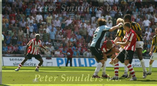 Eindhoven, 29 April 2007 Kampioenswestrijd PSV-Vitesse, eindstand 5-1
Seizoen 2006/2007 Onverwachts landskampioenschap voor PSV doordat de concurrent AZ verloor en Ajax een doelpunt tekort kwam.
ALEX PSV scoort
Verder op de foto Timmy Simons & Doelman Vladimir Stojkovic