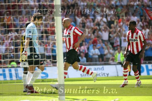 Eindhoven, 29 April 2007 Kampioenswestrijd PSV-Vitesse, eindstand 5-1
Seizoen 2006/2007 Onverwachts landskampioenschap voor PSV doordat de concurrent AZ verloor en Ajax een doelpunt tekort kwam.
ALEX PSV heeft haast nadat hij heeft gescoord.