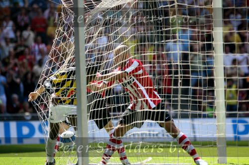 Eindhoven, 29 April 2007 Kampioenswestrijd PSV-Vitesse, eindstand 5-1
Seizoen 2006/2007 Onverwachts landskampioenschap voor PSV doordat de concurrent AZ verloor en Ajax een doelpunt tekort kwam.
ALEX PSV heeft haast nadat hij heeft gescoord.