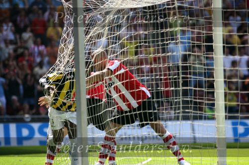 Eindhoven, 29 April 2007 Kampioenswestrijd PSV-Vitesse, eindstand 5-1
Seizoen 2006/2007 Onverwachts landskampioenschap voor PSV doordat de concurrent AZ verloor en Ajax een doelpunt tekort kwam.
ALEX PSV heeft haast nadat hij heeft gescoord.