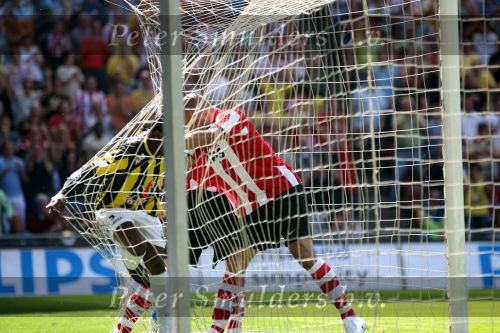 Eindhoven, 29 April 2007 Kampioenswestrijd PSV-Vitesse, eindstand 5-1
Seizoen 2006/2007 Onverwachts landskampioenschap voor PSV doordat de concurrent AZ verloor en Ajax een doelpunt tekort kwam.
ALEX PSV heeft haast nadat hij heeft gescoord.