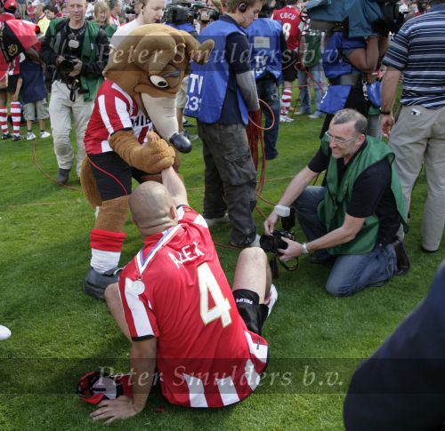 Eindhoven, 29 April 2007 Kampioenswestrijd PSV-Vitesse, eindstand 5-1
Seizoen 2006/2007 Onverwachts landskampioenschap voor PSV doordat de concurrent AZ verloor en Ajax een doelpunt tekort kwam
Alex PSV wordt overeind geholpen door Phoxy en fotograaf Rene Mertens kijkt toe