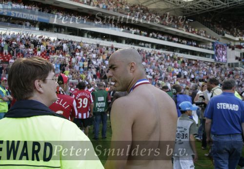 Eindhoven, 29 April 2007 Kampioenswestrijd PSV-Vitesse, eindstand 5-1
Seizoen 2006/2007 Onverwachts landskampioenschap voor PSV doordat de concurrent AZ verloor en Ajax een doelpunt tekort kwam
Alex PSV in gesprek met een steward
