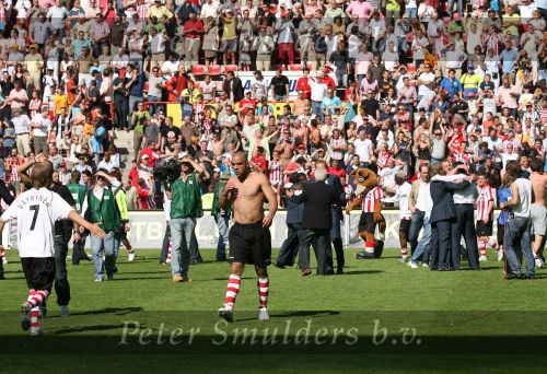 Eindhoven, 29 April 2007 Kampioenswestrijd PSV-Vitesse, eindstand 5-1
Seizoen 2006/2007 Onverwachts landskampioenschap voor PSV doordat de concurrent AZ verloor en Ajax een doelpunt tekort kwam
Alex PSV is blij