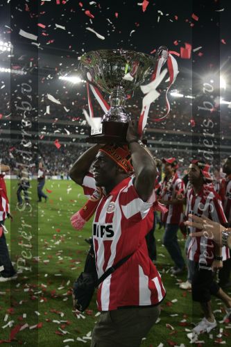 Eindhoven, 2 Mei 2007 Twee dagen na het onverwachte landskampioenschap van PSV Seizoen 2006/2007 was er een huldiging voor de PSV Selektie.
Op de foto Arouna Kone met de stadsbeker