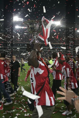 Eindhoven, 2 Mei 2007 Twee dagen na het onverwachte landskampioenschap van PSV Seizoen 2006/2007 was er een huldiging voor de PSV Selektie.
Op de foto Arouna Kone met de stadsbeker