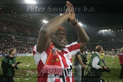 Eindhoven, 2 Mei 2007 Twee dagen na het onverwachte landskampioenschap van PSV Seizoen 2006/2007 was er een huldiging voor de PSV Selektie.
Op de foto Arouna Kone