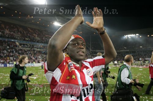 Eindhoven, 2 Mei 2007 Twee dagen na het onverwachte landskampioenschap van PSV Seizoen 2006/2007 was er een huldiging voor de PSV Selektie.
Op de foto Arouna Kone