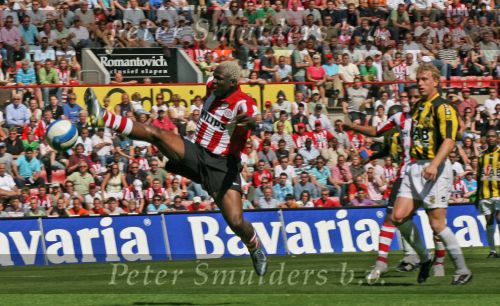 Eindhoven, 29 April 2007 Kampioenswestrijd PSV-Vitesse, eindstand 5-1
Seizoen 2006/2007 Onverwachts landskampioenschap voor PSV doordat de concurrent AZ verloor en Ajax een doelpunt tekort kwam.
Arouna Kone