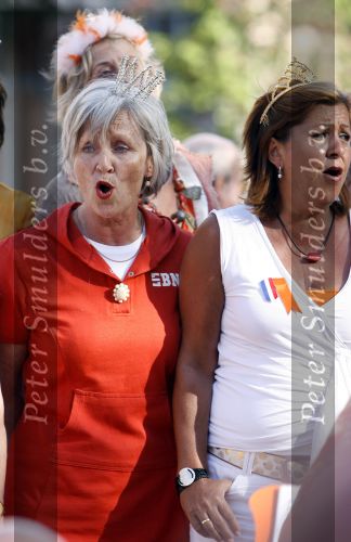 Amsterdam 30 april 2007
Het koninginnekoor met Ati Dijckmeester Judith Bos en de moeder van Renee Vervoorn zingen tijdens koninginnedag.