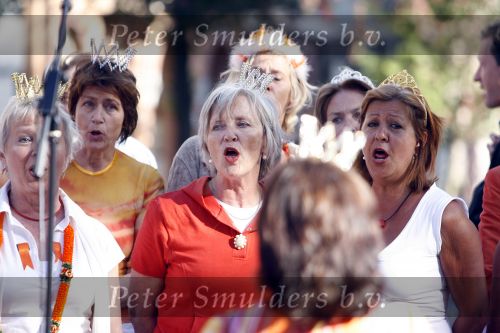 Amsterdam 30 april 2007
Het koninginnekoor met Ati Dijckmeester Judith Bos en de moeder van Renee Vervoorn zingen tijdens koninginnedag.