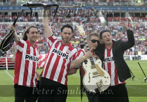 Eindhoven, 29 April 2007 Kampioenswestrijd PSV-Vitesse, eindstand 5-1
Seizoen 2006/2007 Onverwachts landskampioenschap voor PSV doordat de concurrent AZ verloor en Ajax een doelpunt tekort kwam.
Optreden Band zonder Banaan   ( BZB)