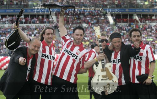 Eindhoven, 29 April 2007 Kampioenswestrijd PSV-Vitesse, eindstand 5-1
Seizoen 2006/2007 Onverwachts landskampioenschap voor PSV doordat de concurrent AZ verloor en Ajax een doelpunt tekort kwam.
Optreden Band zonder Banaan   ( BZB)