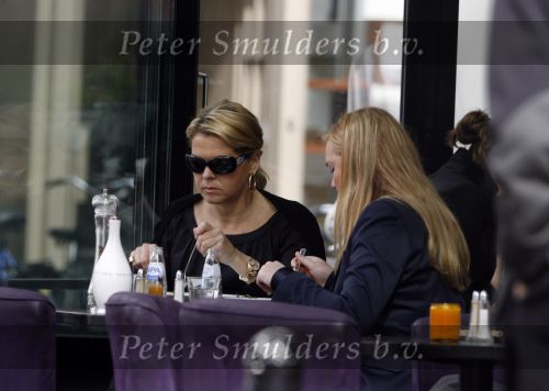 Amsterdam 13 april 2007
Bartina Koeman met haar dochter Debbie op terras op de pc hooftstraat.