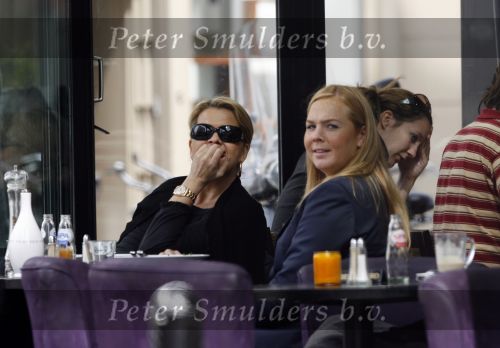 Amsterdam 13 april 2007
Bartina Koeman met haar dochter Debbie op terras op de pc hooftstraat.