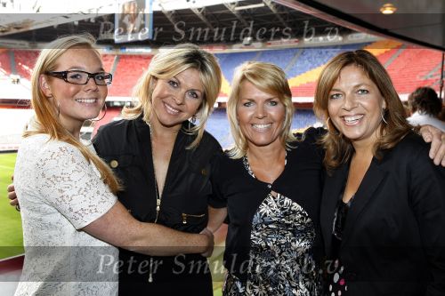 Amsterdam 15 mei 2007
Presentatie dvd voetbalvrouwen in de amsterdam arena. bartina Koeman met Debbie haar zus en een vriendin