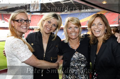 Amsterdam 15 mei 2007
Presentatie dvd voetbalvrouwen in de amsterdam arena. bartina Koeman met Debbie haar zus en een vriendin