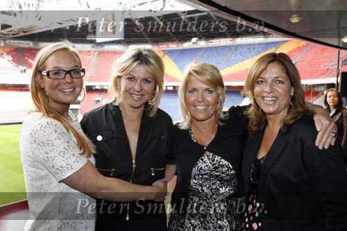 Amsterdam 15 mei 2007
Presentatie dvd voetbalvrouwen in de amsterdam arena. bartina Koeman met Debbie haar zus en een vriendin
