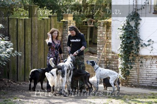 Bosch en Duin 11 april 2007
Belinda Meuldijk en haar verloofde Thierry Duval met hun honden.