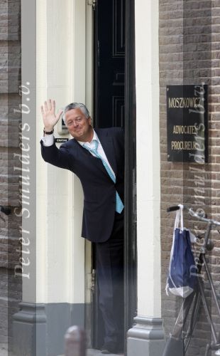 Amsterdam 18 april 2007
Bram Moszkowicz op straat bij zijn advocaten praktijk.