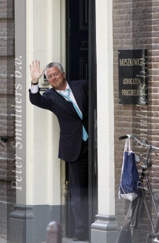 Amsterdam 18 april 2007
Bram Moszkowicz op straat bij zijn advocaten praktijk.