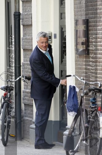 Amsterdam 18 april 2007
Bram Moszkowicz op straat bij zijn advocaten praktijk.