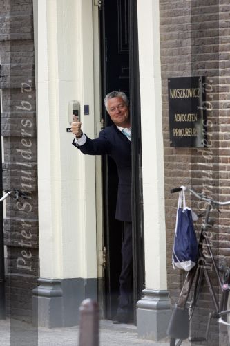 Amsterdam 18 april 2007
Bram Moszkowicz op straat bij zijn advocaten praktijk.