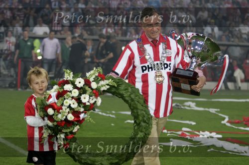 Eindhoven, 2 Mei 2007 Twee dagen na het onverwachte landskampioenschap van PSV Seizoen 2006/2007 was er een huldiging voor de PSV Selektie.
Op de foto Burgemeester Alexander Sakkers met de stadsbeker