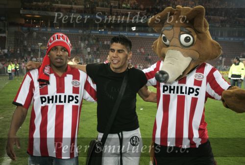 Eindhoven, 2 Mei 2007 Twee dagen na het onverwachte landskampioenschap van PSV Seizoen 2006/2007 was er een huldiging voor de PSV Selektie.
Op de foto Carlos Salcido, Jefferson Farfan en Phoxy