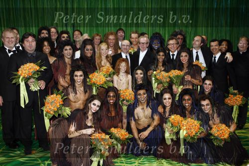 Scheveningen 15 april 2007
Premiere Tarzan in het circus theater. Chantal Janzen Ron Linjk Chaira Borderslee Jeroen Phaff Clayton Peroti Hans Ligtvoet Arie Rustenburg tim Koper en Phil Collins