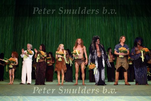 Scheveningen 15 april 2007
Premiere Tarzan in het circus theater. Chantal Janzen Ron Linjk Chaira Borderslee Jeroen Phaff Clayton Peroti Hans Ligtvoet Arie Rustenburg tim Koper