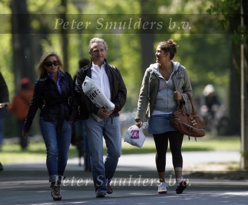 Amsterdam 5 mei 2007
Connie Hans en Shanna Breukhoven wandelen in het vondelpark. Connie heeft schoenen met hoge hakken aan.
Peter Smulders bv