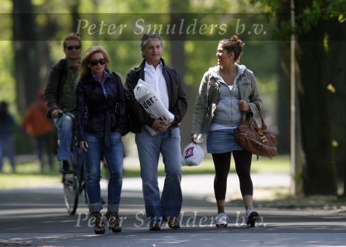 Amsterdam 5 mei 2007
Connie Hans en Shanna Breukhoven wandelen in het vondelpark. Connie heeft schoenen met hoge hakken aan.