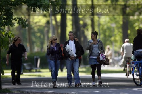 Amsterdam 5 mei 2007
Connie Hans en Shanna Breukhoven wandelen in het vondelpark. Connie heeft schoenen met hoge hakken aan.