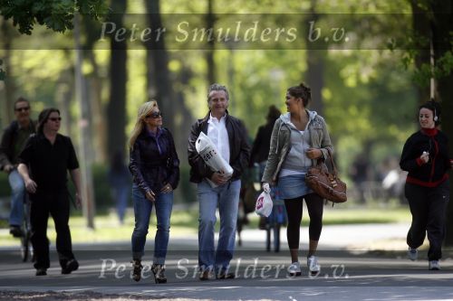Amsterdam 5 mei 2007
Connie Hans en Shanna Breukhoven wandelen in het vondelpark. Connie heeft schoenen met hoge hakken aan.