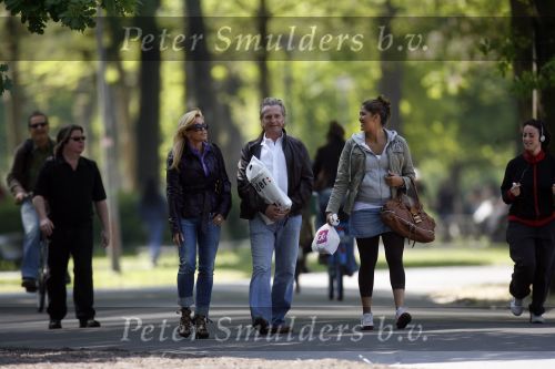Amsterdam 5 mei 2007
Connie Hans en Shanna Breukhoven wandelen in het vondelpark. Connie heeft schoenen met hoge hakken aan.