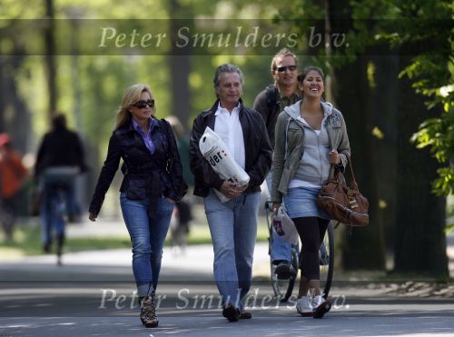 Amsterdam 5 mei 2007
Connie Hans en Shanna Breukhoven wandelen in het vondelpark. Connie heeft schoenen met hoge hakken aan.