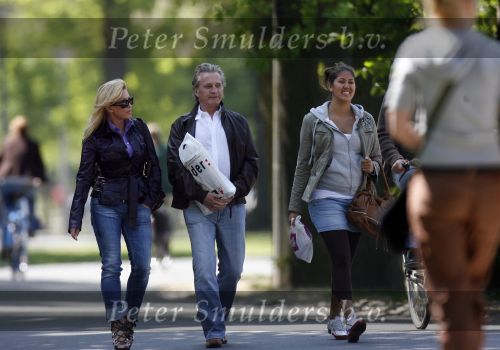 Amsterdam 5 mei 2007
Connie Hans en Shanna Breukhoven wandelen in het vondelpark. Connie heeft schoenen met hoge hakken aan.