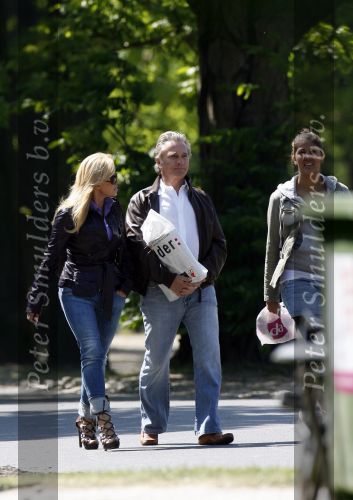 Amsterdam 5 mei 2007
Connie Hans en Shanna Breukhoven wandelen in het vondelpark. Connie heeft schoenen met hoge hakken aan.