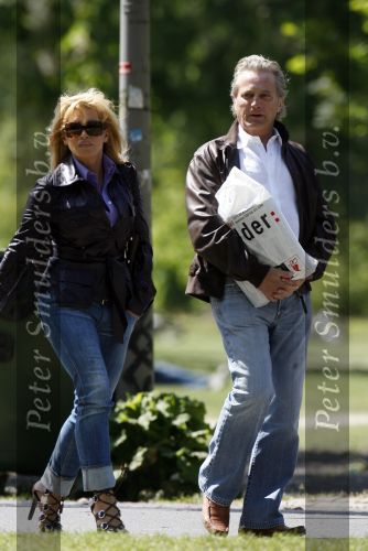Amsterdam 5 mei 2007
Connie Hans en Shanna Breukhoven wandelen in het vondelpark. Connie heeft schoenen met hoge hakken aan.