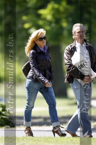 Amsterdam 5 mei 2007
Connie Hans en Shanna Breukhoven wandelen in het vondelpark. Connie heeft schoenen met hoge hakken aan.